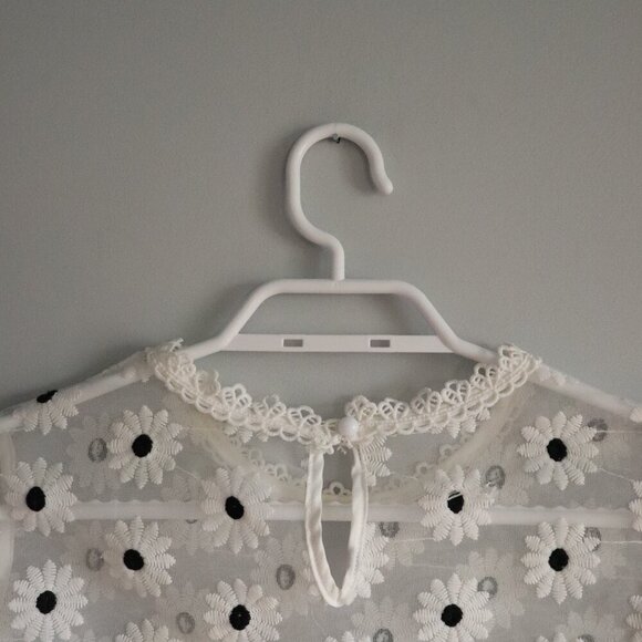 Shein Women's Sz XS White Embroidered Daisy Mesh Short Sleeve Cropped Lace Top - Picture 6 of 10